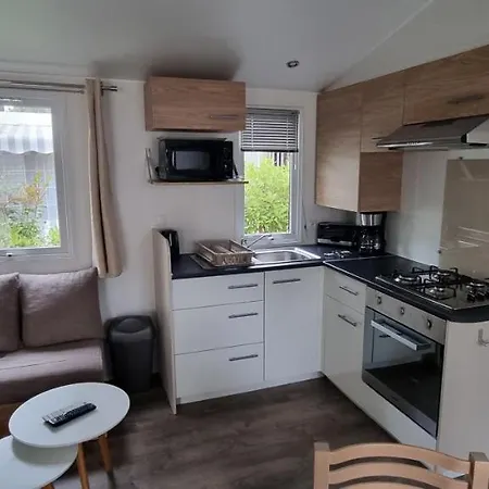 Mobil 708 Chez Eric Et Valerie, Calme Et Ombrage. Kemp Les Mathes