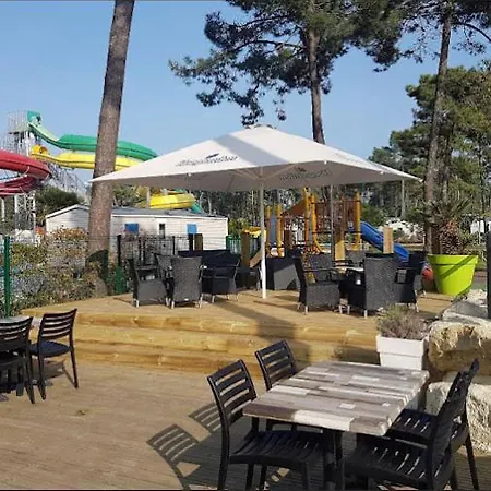 Mobil 708 Chez Eric Et Valerie, Calme Et Ombrage. * Les Mathes