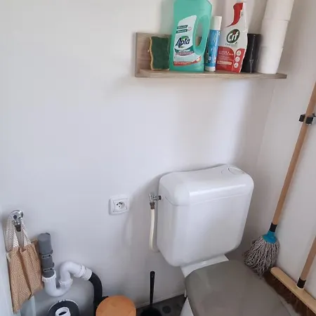 Mobil 708 Chez Eric Et Valerie, Calme Et Ombrage. Les Mathes