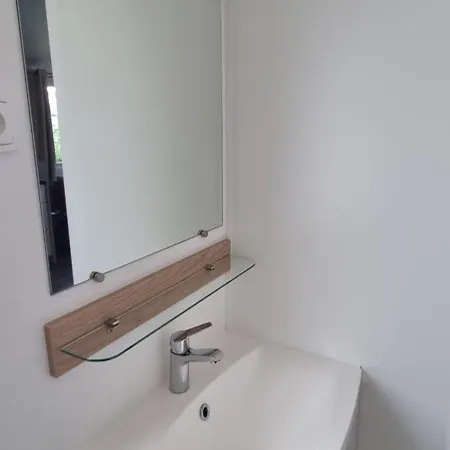 Mobil 708 Chez Eric Et Valerie, Calme Et Ombrage. Kemp *