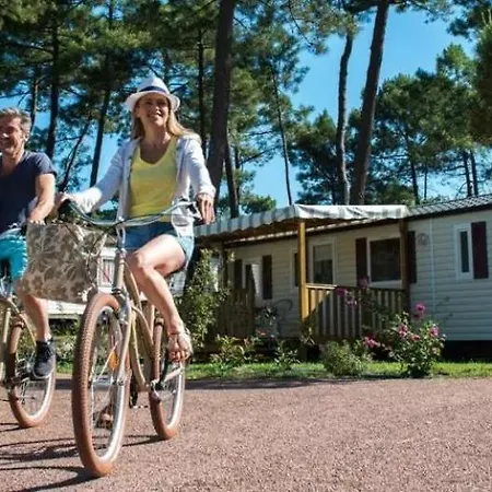 Mobil 708 Chez Eric Et Valerie, Calme Et Ombrage. مكان تخييم